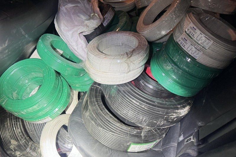 淡水區某建築工地2日凌晨遭竊賊闖入，共被偷走93綑電纜線，價值約27萬元，全在黃姓慣竊的車內。記者林昭彰／翻攝