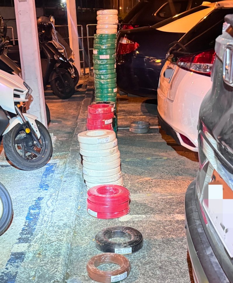 淡水區某建築工地2日凌晨遭竊賊闖入，共被偷走93綑電纜線，價值約27萬元，全在黃姓慣竊的車內。記者林昭彰／翻攝