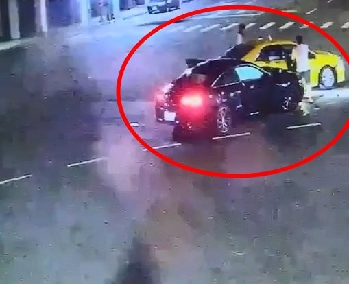 于姓男子今凌晨駕計程車在高雄市五福一路與光華路口闖紅燈，撞上余姓男子駕駛的賓士車，致賓士車頭毀損、小黃車門凹陷，副駕駛座的余男父親忍不住下車踹小黃車門毆打于男。記者石秀華／翻攝