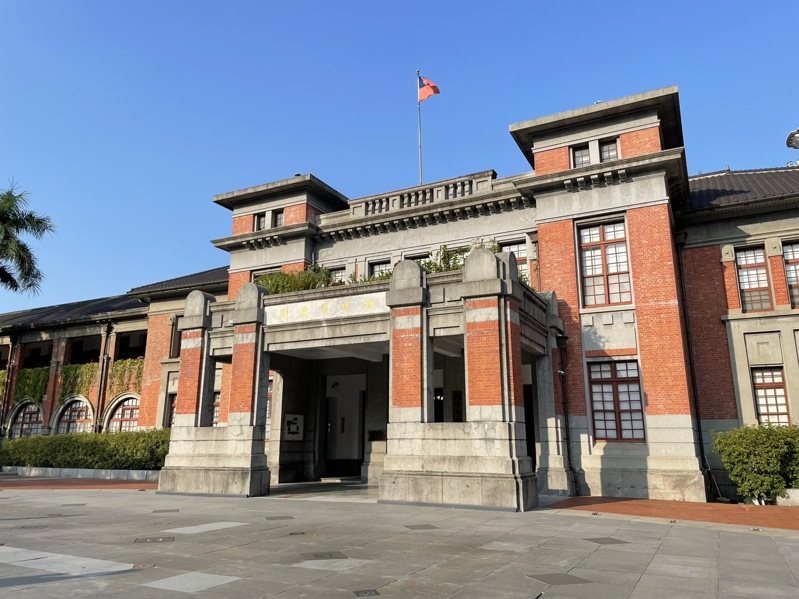 有碩士學歷的黃女，曾任職新竹市社會處擔任社會工作師，負責辦理獨居老人與社會救助等業務。前年10月5日起，黃女在社會處使用公務電腦時，竟登錄衛福部系統查詢5名同事個資。圖／報系資料照