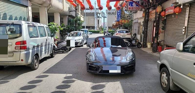 台中市張姓男子駕駛黑色保時捷懸掛假車牌，因違規停車露餡，警方依法送辦。記者陳宏睿／翻攝