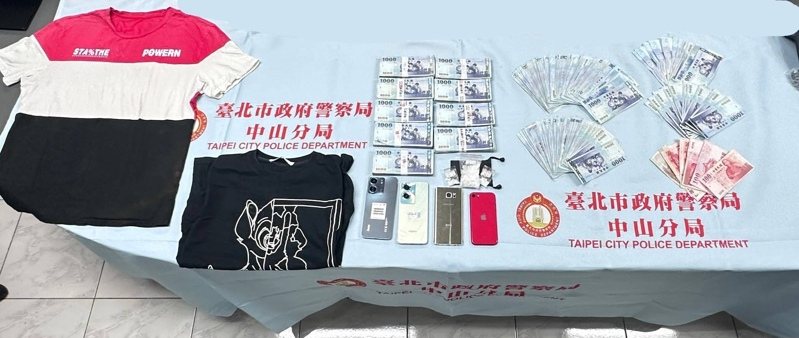警方查扣王男遭搶奪的贓款1百萬餘元現金。記者蕭雅娟／翻攝