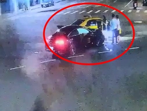 于姓男子今凌晨駕計程車在高雄市五福一路與光華路口闖紅燈，撞上余姓男子駕駛的賓士車，致賓士車頭毀損、小黃車門凹陷，副駕駛座的余男父親忍不住下車踹小黃車門毆打于男。記者石秀華／翻攝