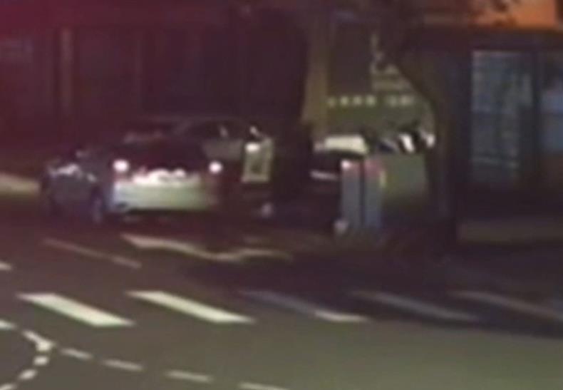 新北市19歲陳姓女子今天凌晨在永和區下班遭李姓前男友強行抱上車帶走,永和警方獲報展開攔截圍捕,於案發2小時在北市攔車逮人,警詢後今依法送辦。記者王長鼎/翻攝 新北市19歲陳姓女子今天凌晨在永和區下班遭李姓前男友強行抱上車帶走,永和警方獲報展開攔截圍捕,於案發2小時在北市攔車逮人,警詢後今依法送辦。記者王長鼎/翻攝