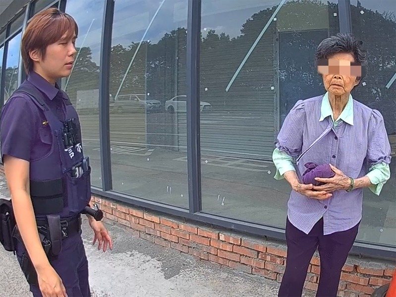 中壢中午高溫35度，90歲陳姓阿嬤散步迷路，警方在距住家4公里馬路尋獲。圖／警方提供