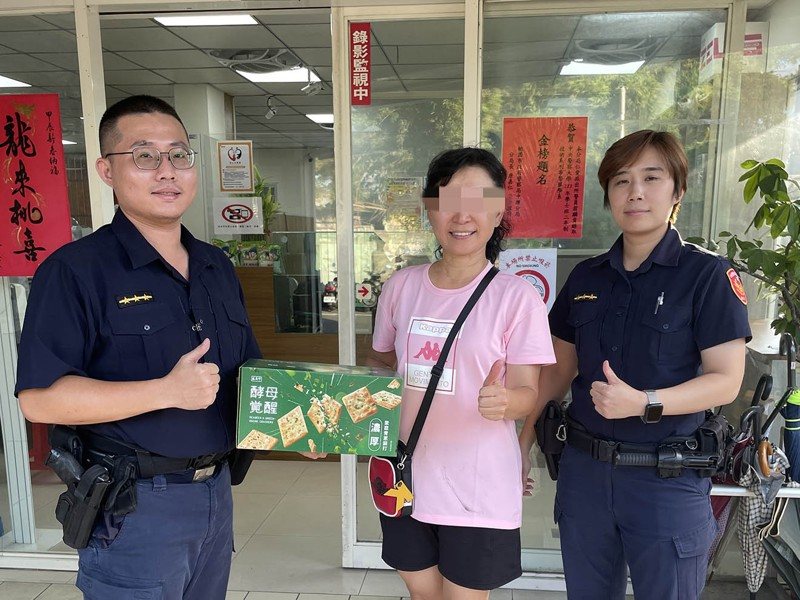 中壢中午高溫35度，90歲陳姓阿嬤散步迷路，警方尋獲，家屬贈餅乾感謝。圖／警方提供