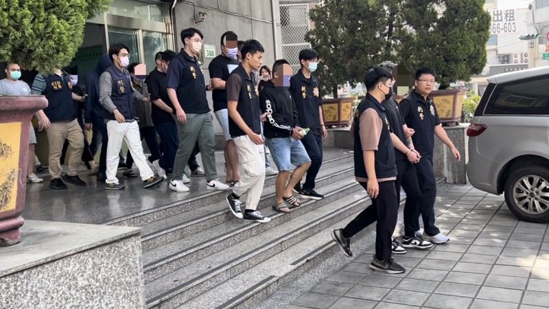 高市刑大科偵隊警方破獲以李姓男子為首等19名犯嫌，專替賭博網站洗錢，2年洗錢9兆越南盾、折合台幣120億元。記者石秀華／翻攝