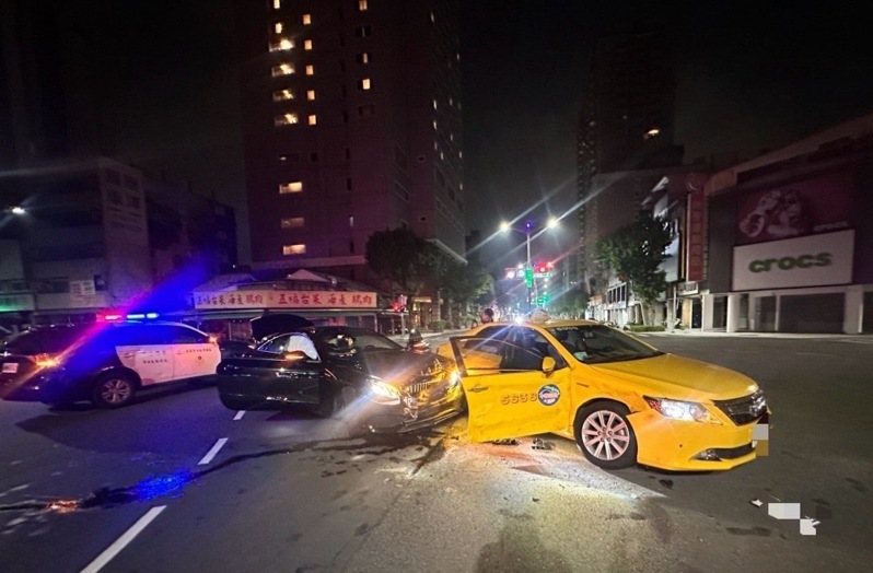 于姓男子今凌晨駕計程車在高雄市五福一路與光華路口闖紅燈，撞上余姓男子駕駛的賓士車，致賓士車頭毀損、小黃車門凹陷。記者石秀華／翻攝