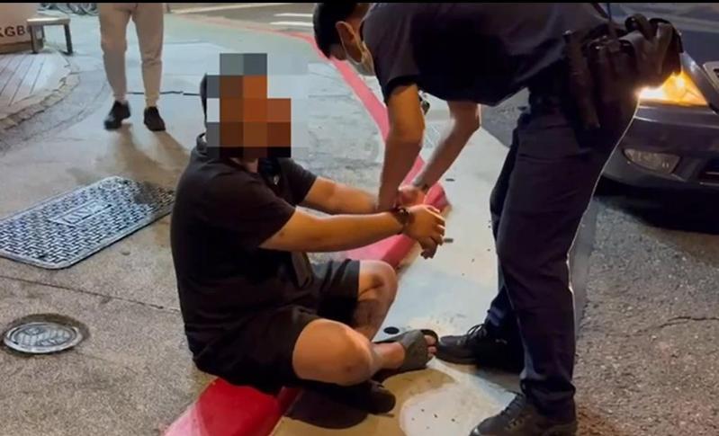 新北市19歲陳姓女子今天凌晨在永和區下班遭李姓前男友強行抱上車帶走,永和警方獲報展開攔截圍捕,於案發2小時在北市攔車逮人,警詢後今依法送辦。記者王長鼎/翻攝 新北市19歲陳姓女子今天凌晨在永和區下班遭李姓前男友強行抱上車帶走,永和警方獲報展開攔截圍捕,於案發2小時在北市攔車逮人,警詢後今依法送辦。記者王長鼎/翻攝