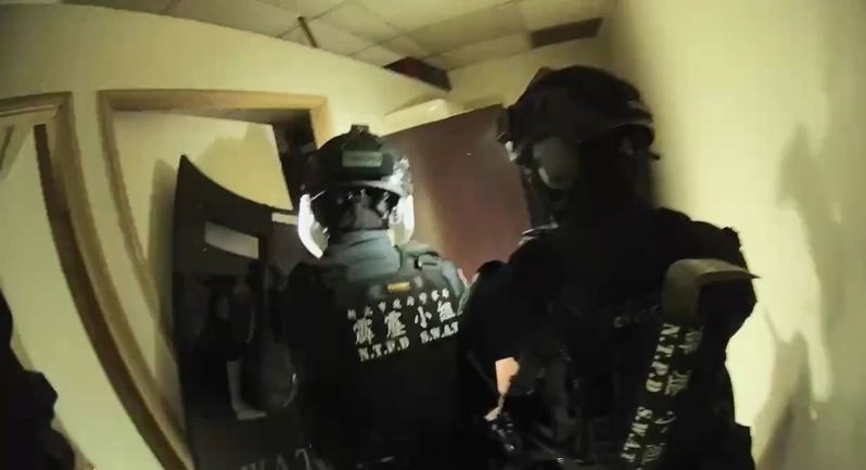 霹靂小組警員破門攻堅。記者黃子騰／翻攝