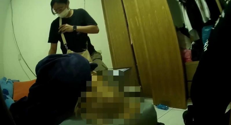 警方在出租套房內逮捕鄭男及丁女。記者黃子騰／翻攝