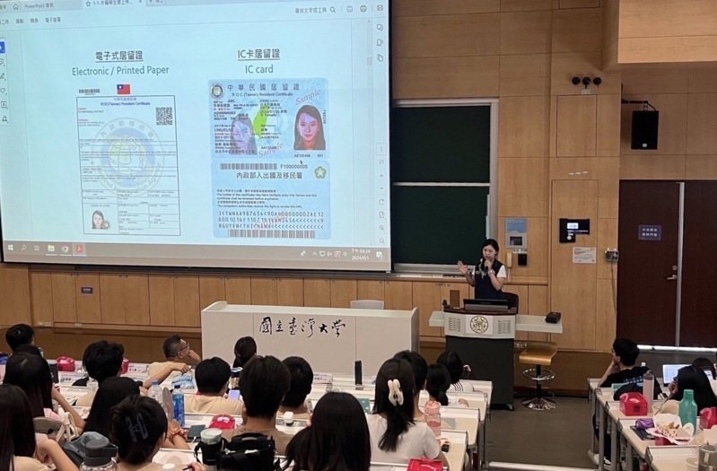 移民官趙湘怡講解外僑生在台居留的相關規定。記者翁至成／翻攝
