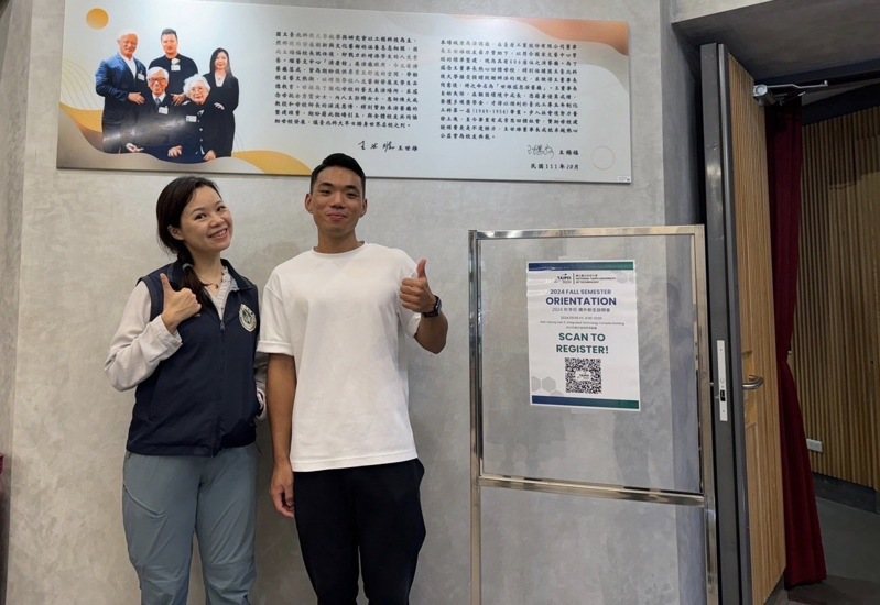 就讀北科大的越南籍學生阮明惟（右）表示台灣很棒，打算申請就業金卡留台工作。記者翁至成／翻攝