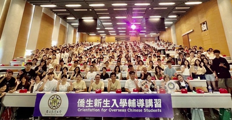 台北市服務站移民官受邀出席台大僑生新生入學輔導講習。記者翁至成／翻攝