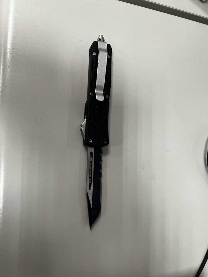 警方查扣折疊刀一把。記者翁至成/翻攝 警方查扣折疊刀一把。記者翁至成/翻攝