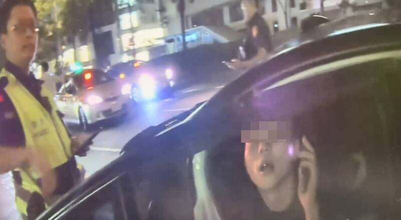 郭姓男子身背5年徒刑,未到案遭通緝,昨天跑來北市大安區喝酒,雖然找代駕未酒駕,但因懸掛假車牌遭員警盤查,遭逮送辦。記者翁至成/翻攝 郭姓男子身背5年徒刑,未到案遭通緝,昨天跑來北市大安區喝酒,雖然找代駕未酒駕,但因懸掛假車牌遭員警盤查,遭逮送辦。記者翁至成/翻攝