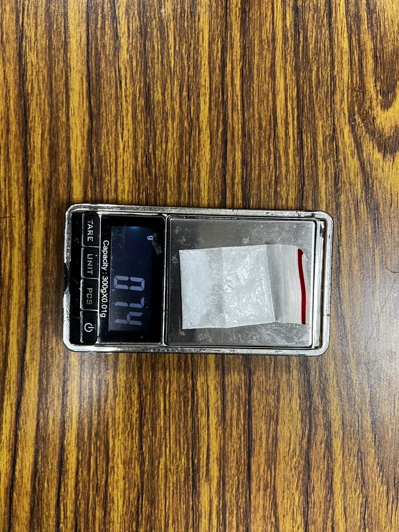 警方查扣毒品愷他命一包。記者翁至成/翻攝 警方查扣毒品愷他命一包。記者翁至成/翻攝