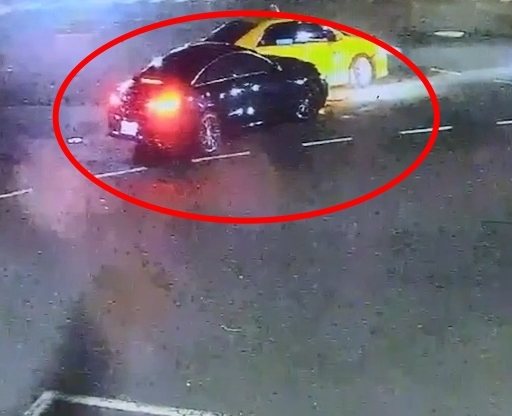 于姓男子今凌晨駕計程車在高雄市五福一路與光華路口闖紅燈，撞上余姓男子駕駛的賓士車。記者石秀華／翻攝