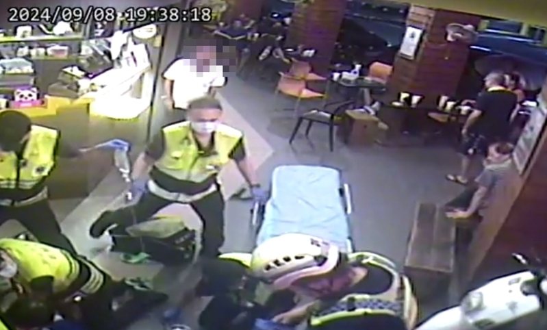 重陽消防分隊救護車趕抵，一口氣來了6、7名救護員，接手CPR再經2次AED電擊，患者便恢復自主呼吸心跳，隨即轉送市立三重醫院，順利救回性命。圖／江政隆提供