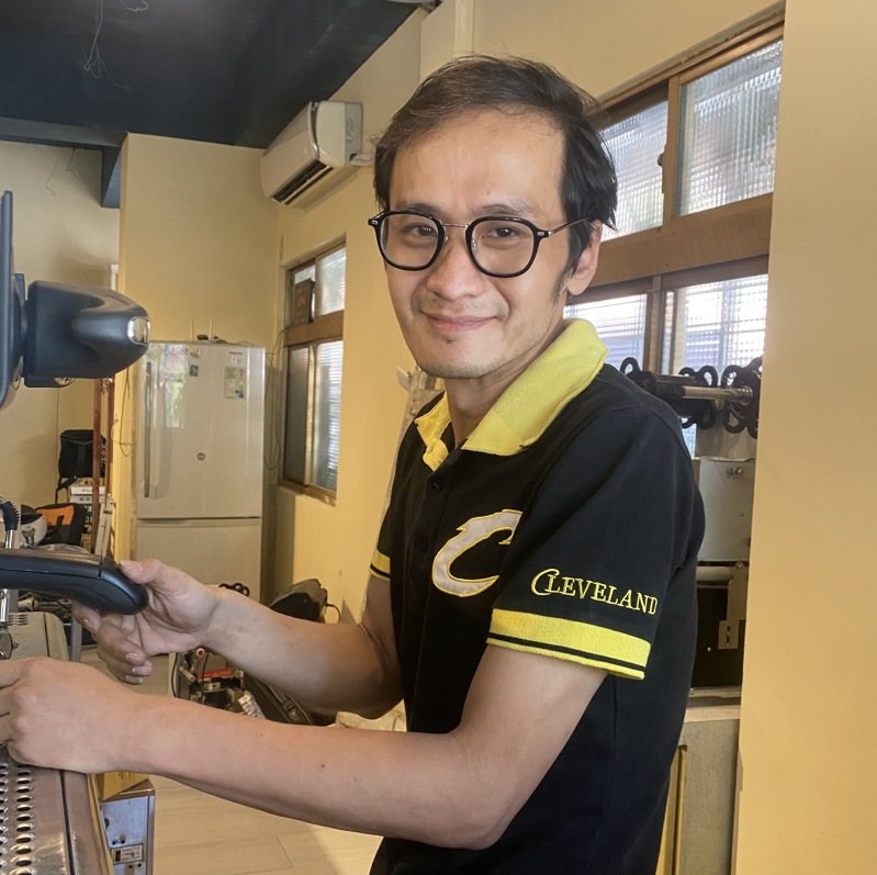 三重區聊國咖啡館負責人江政隆，昨晚接受新北市119電話指導，幫突發心肌梗塞昏迷失去呼吸心跳的客人CPR，稍後救護人員趕抵接手救回性命。他難掩興奮直說透過電話救人，實在太厲害、太專業了！圖／江政隆提供