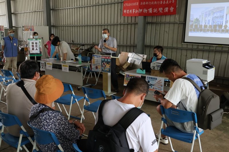 行政執行署嘉義分署受嘉義地檢署囑託拍賣涉案汽機車，有不少民眾前往競標。圖／行政執行署嘉義分署提供