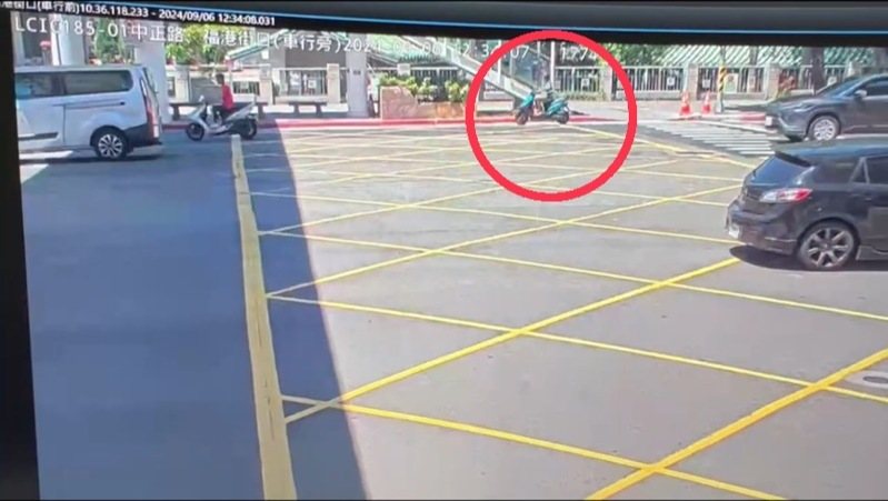 老翁倒臥草叢死亡3日，最後騎機車身影曝光。記者蕭雅娟／翻攝