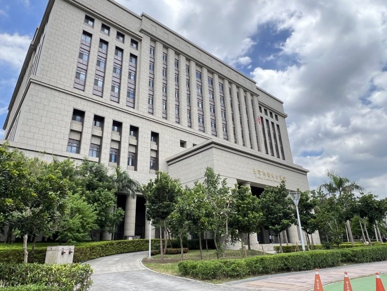 桃園蕭姓退職警員經常挑釁執行公務警方,並將影片上傳抖音博取聲量,桃園地檢署偵結,將他依妨害公務、恐嚇危害安全、侮辱公務員等罪起訴。聯合報系資料照 桃園蕭姓退職警員經常挑釁執行公務警方,並將影片上傳抖音博取聲量,桃園地檢署偵結,將他依妨害公務、恐嚇危害安全、侮辱公務員等罪起訴。聯合報系資料照