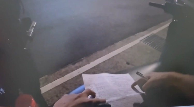 大安警方告知拒測權利後，開出18萬元罰單，並請周儀翔簽名。記者翁至成／翻攝