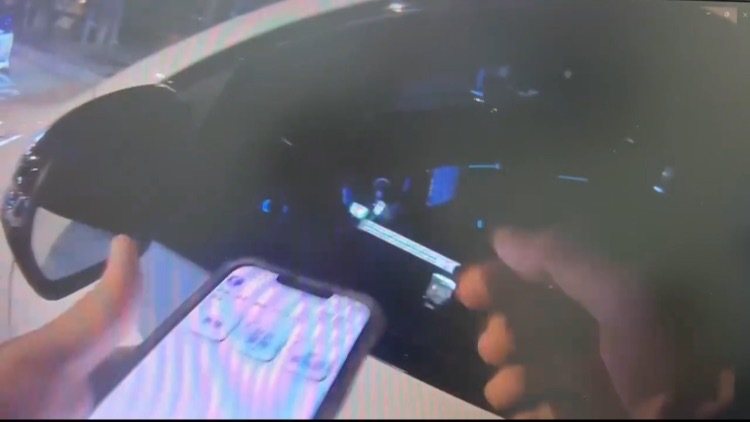 周儀翔因開車違規用手機被員警攔查，赫然發現酒駕事實，周儀翔選擇拒測，將面臨18萬元罰鍰、扣車、吊銷駕照。記者翁至成／翻攝