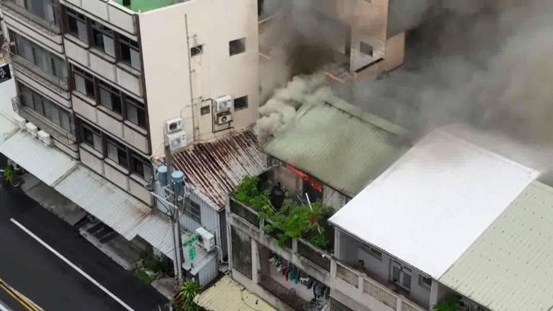 苗栗縣通霄鎮一戶民宅3樓神明廳今天上午起火，濃煙滾滾嚇人，74歲朱姓老翁一度受困被救出，送醫無大礙。圖／民眾提供