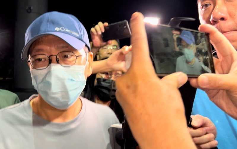 國民黨高雄市議員黃紹庭（左）涉詐領助理費，前晚搭機返台入境就被拘提，檢方訊後昨聲押禁見獲准。記者張議晨／攝影