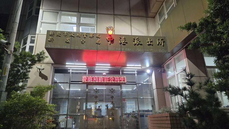 曾姓男子疑似吸毒後神志不清,持瑞士刀畫傷潘男下巴當場濺血,曾男當場被逮,帶回派出所偵辦。圖/翻攝畫面 曾姓男子疑似吸毒後神志不清,持瑞士刀畫傷潘男下巴當場濺血,曾男當場被逮,帶回派出所偵辦。圖/翻攝畫面