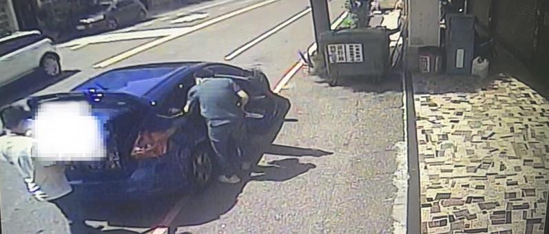 于姓男子(左)涉嫌打死女友後,在大樓下搭藍色轎車逃逸。記者林保光/翻攝 于姓男子(左)涉嫌打死女友後,在大樓下搭藍色轎車逃逸。記者林保光/翻攝