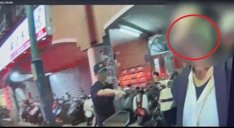 曾姓男子疑似吸毒後神志不清，持露營刀畫傷潘男下巴當場濺血，警方當場逮捕曾男帶回派出所偵辦。記者曾伯愷／翻攝