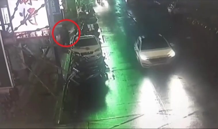 曾姓男子疑似吸毒後神志不清，持露營刀畫傷潘男下巴當場濺血，警方當場逮捕曾男帶回派出所偵辦。記者曾伯愷／翻攝