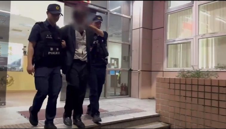 曾姓男子疑似吸毒後神志不清，持露營刀畫傷潘男下巴當場濺血，警方當場逮捕曾男帶回派出所偵辦。記者曾伯愷／翻攝