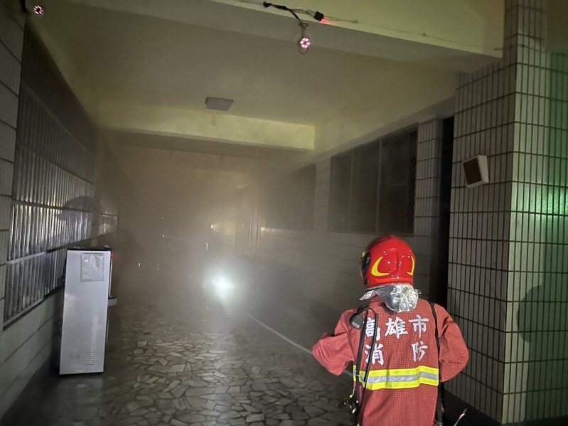 高市三民區覺民路的正興國中今晚9時51分許突傳出火警，火光從4樓教室竄出，消防員抵達發現是教室沙發起火，火勢撲滅，無人傷亡。記者石秀華／翻攝