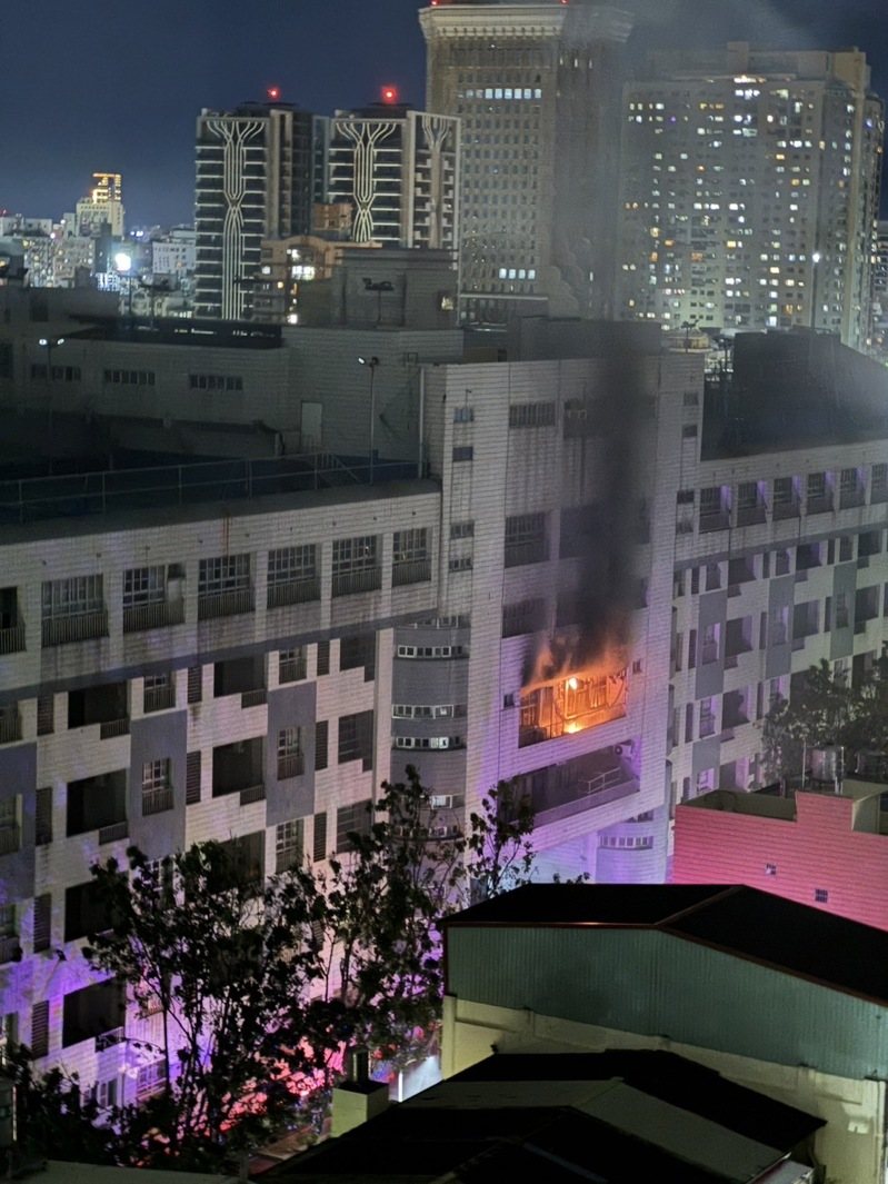 位於高市三民區覺民路的正興國中今晚9時51分許突傳出火警，火光從4樓教室竄出。圖／讀者提供