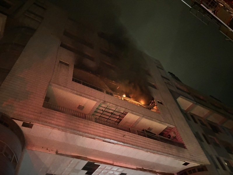 高市三民區覺民路的正興國中今晚9時51分許突傳出火警，火光從4樓教室竄出，消防員抵達發現是教室沙發起火，火勢撲滅，無人傷亡。記者石秀華／翻攝