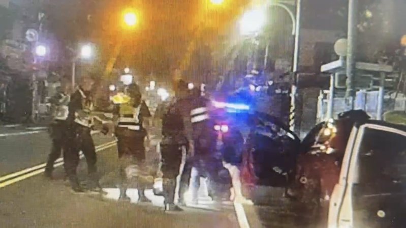 嘉義縣35歲李姓男子昨天拒絕接受盤查,還開車衝撞巡邏車,遭警方圍捕當場查獲毒品。圖/警方提供 嘉義縣35歲李姓男子昨天拒絕接受盤查,還開車衝撞巡邏車,遭警方圍捕當場查獲毒品。圖/警方提供