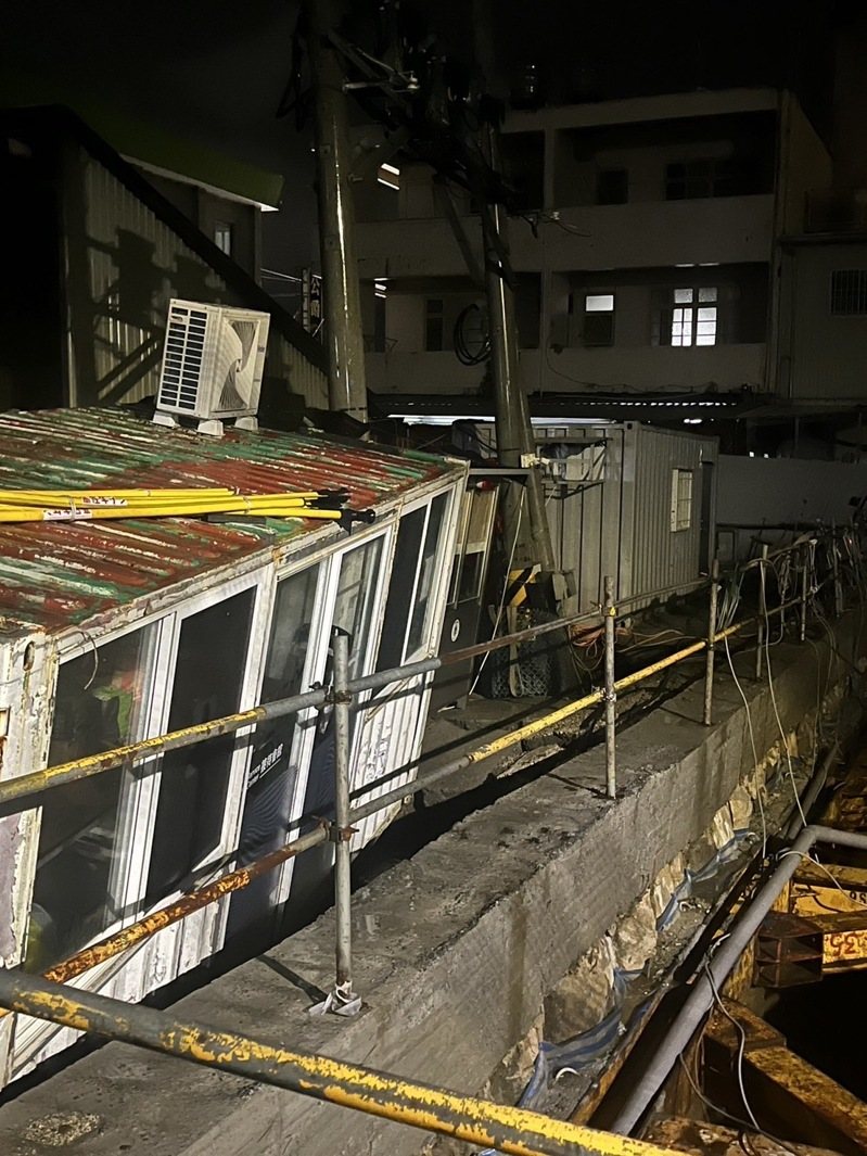 屏東縣潮州鎮和祥街附近一處建案旁的馬路出現坑洞,範圍似乎愈來愈擴大,縣府已要求建商灌漿回填。翻攝自記者爆料網 屏東縣潮州鎮和祥街附近一處建案旁的馬路出現坑洞,範圍似乎愈來愈擴大,縣府已要求建商灌漿回填。翻攝自記者爆料網
