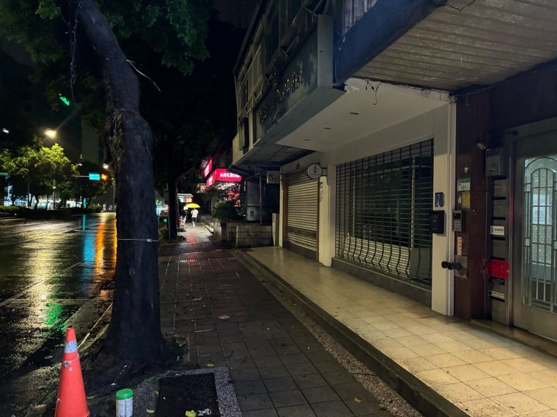 魏姓男子昨早獨自呆坐台北市中山區民生東路一處騎樓，其頸部受傷流血，民眾見狀報警處理。記者李隆揆／攝影