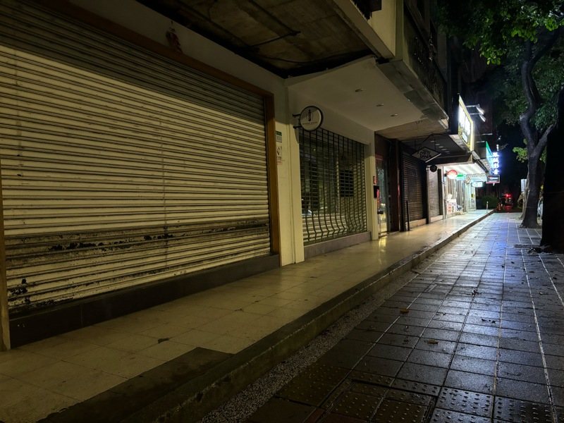 魏姓男子昨早獨自呆坐台北市中山區民生東路一處騎樓，其頸部受傷流血，民眾見狀報警處理。記者李隆揆／攝影