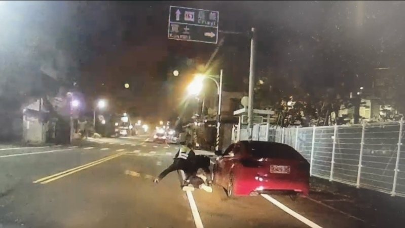 嘉義縣35歲李姓男子昨天拒絕接受盤查,還開車衝撞巡邏車,遭警方圍捕當場查獲毒品。圖/警方提供 嘉義縣35歲李姓男子昨天拒絕接受盤查,還開車衝撞巡邏車,遭警方圍捕當場查獲毒品。圖/警方提供