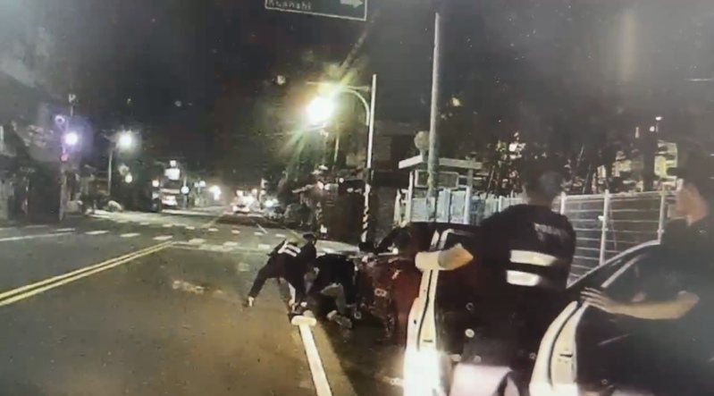 嘉義縣35歲李姓男子昨天拒絕接受盤查,還開車衝撞巡邏車,遭警方圍捕當場查獲毒品。圖/警方提供 嘉義縣35歲李姓男子昨天拒絕接受盤查,還開車衝撞巡邏車,遭警方圍捕當場查獲毒品。圖/警方提供