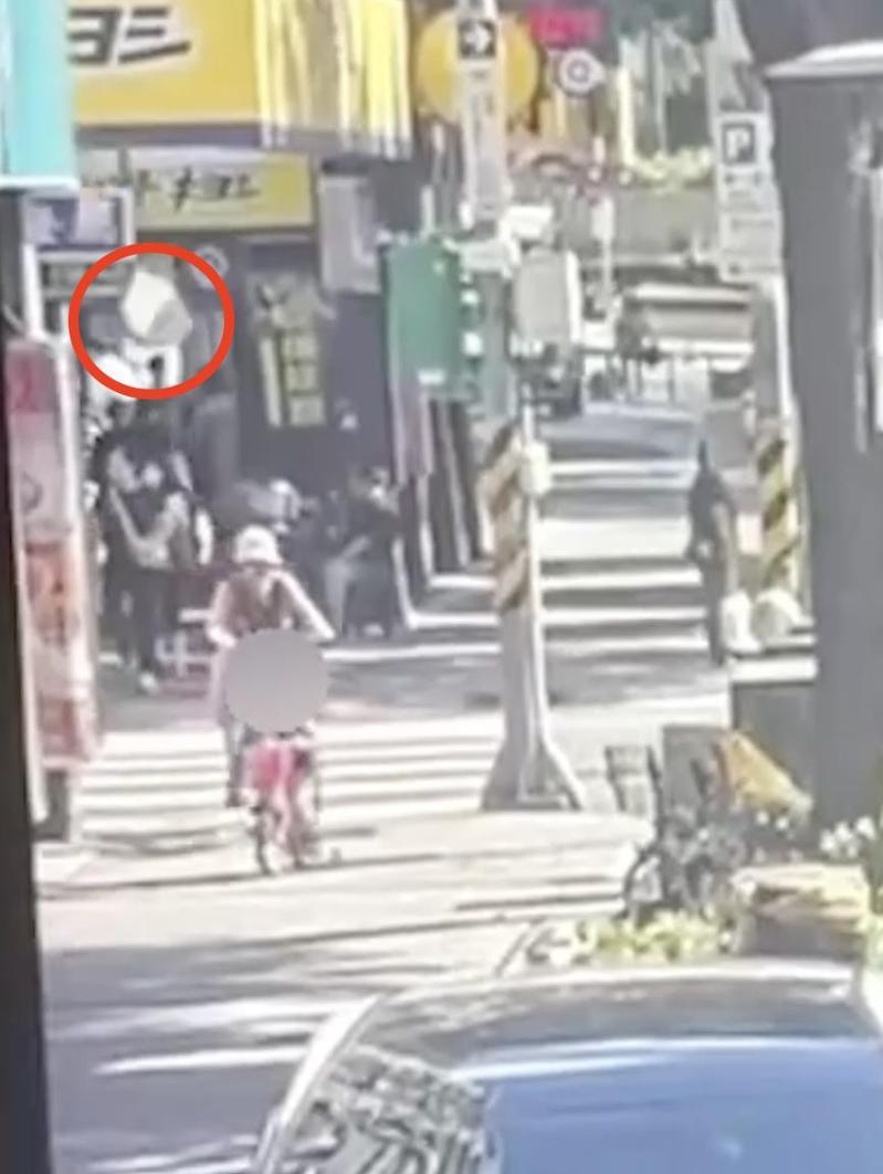 台北市中山區松江路一處大樓，磁磚掉落砸到4歲男童右大腿，送醫後傷勢瘀青挫傷。記者蕭雅娟／翻攝