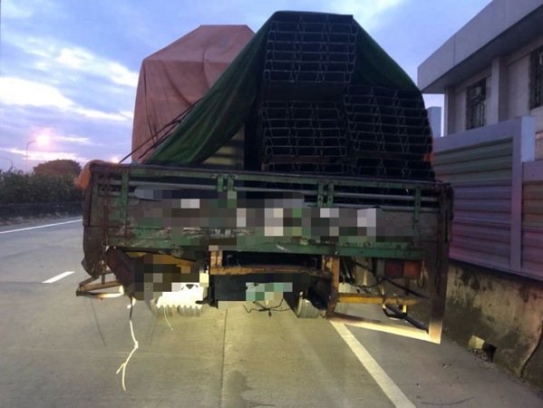 大貨車司機擅自離開現場前往國道四隊新營分隊報案,將面臨3000元以上、9000元以下罰鍰。記者謝進盛/翻攝 大貨車司機擅自離開現場前往國道四隊新營分隊報案,將面臨3000元以上、9000元以下罰鍰。記者謝進盛/翻攝