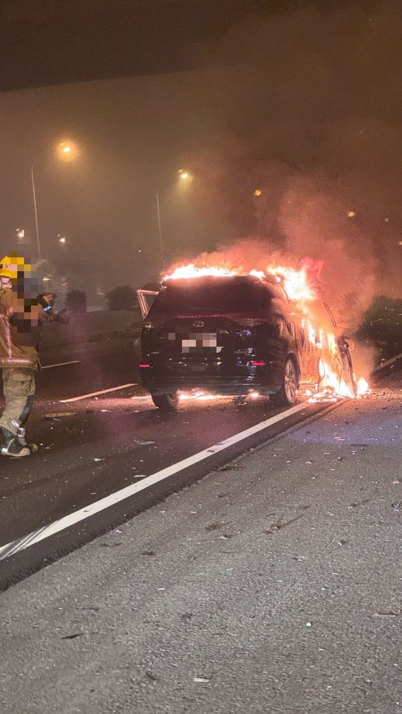 中山高台南下營系統交流道附近發生休旅車追撞大貨車起火,駕駛及時逃出。記者謝進盛/翻攝 中山高台南下營系統交流道附近發生休旅車追撞大貨車起火,駕駛及時逃出。記者謝進盛/翻攝