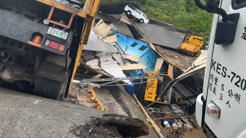 基隆天外天焚化爐崩山10垃圾車陷落，先搶救大型機具。記者游明煌／翻攝