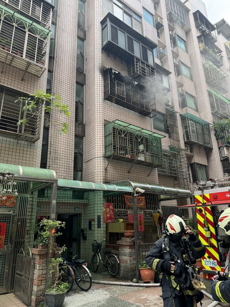 新北市新莊區今天上午9時許發生住宅火警，火勢迅速撲滅，無人受傷。警方帶回1名涉嫌在家縱火燒棉被和衛生紙的中年婦人，因情緒激動先送醫就診。記者林昭彰／翻攝